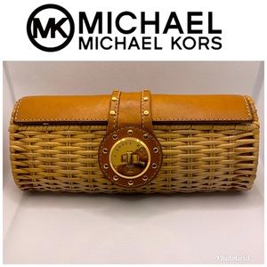 ⭐️MICHAEL Micheal Kors Straw Clutch⭐️